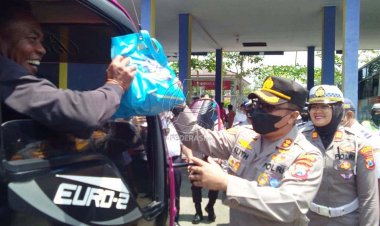 Polres Trenggalek Berikan Bansos Bagi Warga Terdampak Penyesuaian Harga BBM
