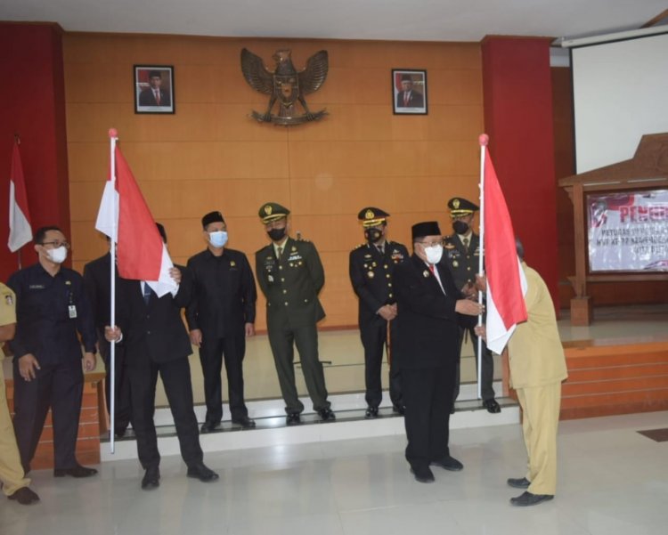 Pemkot Blitar Bagikan Bendera Merah Putih